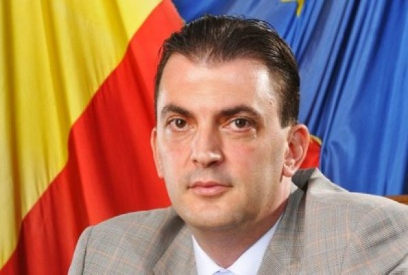 Mănescu glumeşte în legătură cu candidatura lui Becali la el în sector
